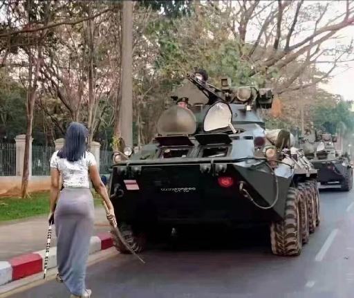 緬甸一女子握鋼刀 擋裝甲車